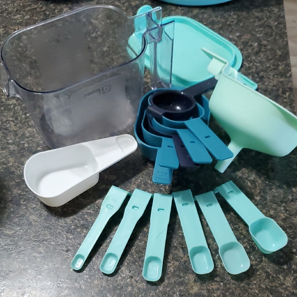 Aqua and Navy Stackable Measuring Cup Set